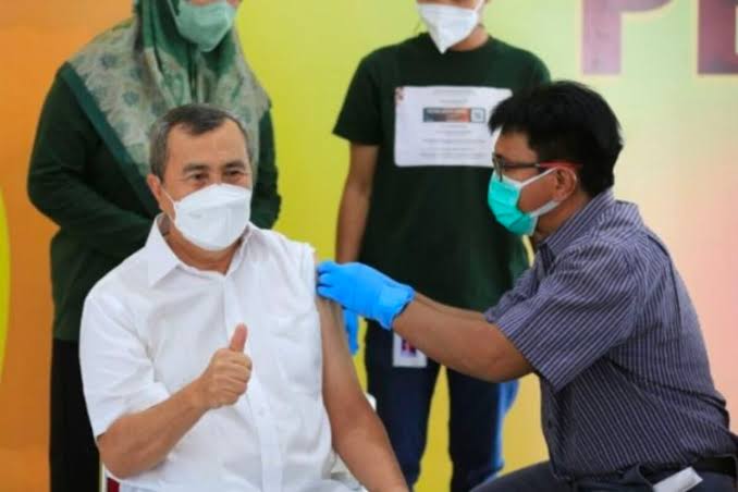 Gubernur Riau Syamsuar mendapat suntikan vaksin covid-19.(foto: int)